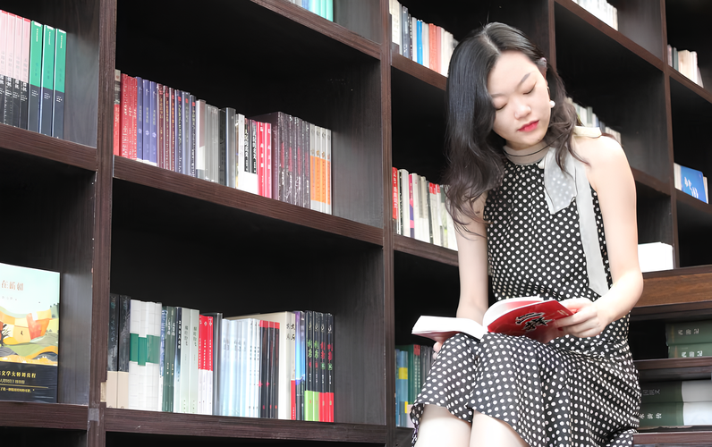 Ni reading in a library