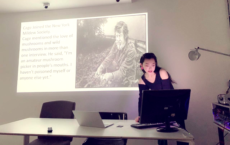 Ni giving a talk about contemporary art in Milan